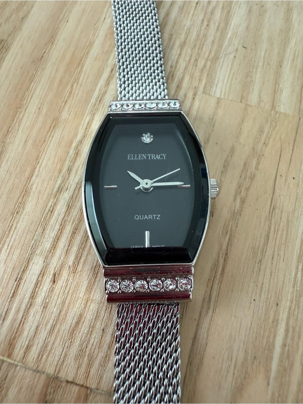 Ellen Tracy ladies black dial silver tone watch NEW BATTERY